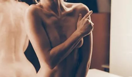 مادر خوشمزه با خوشحالی از هم جدا می بازی سکسی بکن بکن شود و خودش را لگد می زند.