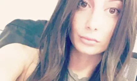 شخص ساده و معصوم انفرادی سکس همجنس بازی پسرها زیبا مهارت های رقص وابسته به عشق شهوانی خود را نشان می دهد
