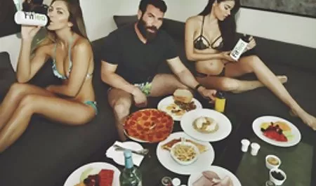ساراب مشغول حمام بازی سگس می شود