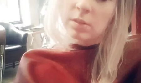 Cougar Deauxma به یک بوک ساز با یک دیک سخت سکس بازی کردن می پردازد تا مبلغ ضرر را بپردازد!