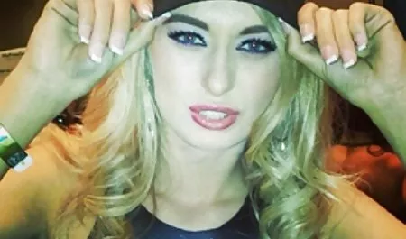 دفتر MILF در حال گپ زدن با کفش و اغوا کردن در جوراب شلواری بازی های سکس برای اندروید