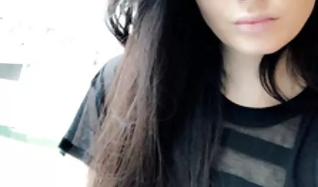 زن سبک و جلف سکی بازی katzu