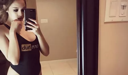 9 گرنی با رابطه جنسی دهانی به گریا می دهد و از blowjob دانلود سکسی ترین بازی دنیا می دهد